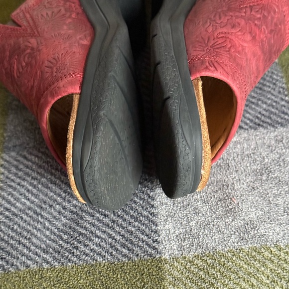 Ariat Bridgeport Red/Burnt Red Tooled Floral Leather Slide Sandals Size 9M(B) - Picture 7 of 8